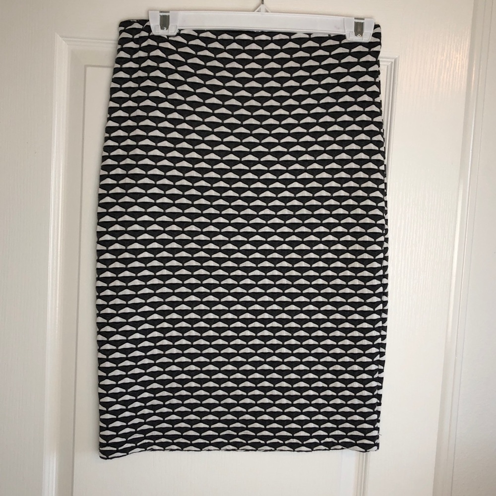 Studio M black and white fitted skirt. Size M